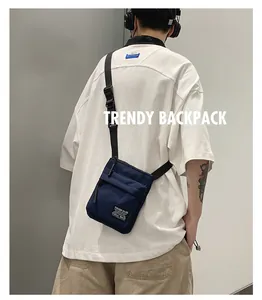 Dunkelblaue Canvas-Umhängetasche mit TOUGH SLHS-Patch und verstellbarem Schultergurt