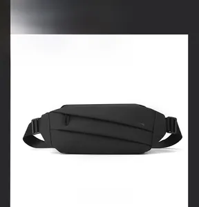 Detailansicht der schwarzen Crossbody-Brusttasche mit Lagen-Textur und verstellbarem Gurt