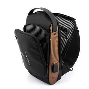 Bolso de pecho impermeable negro y bronce con puerto USB y forro a rayas elegante