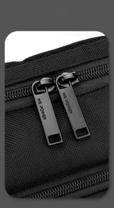 Gros plan sur les fermetures éclair métalliques doubles du sac de poitrine imperméable