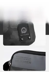 Detail aus grauem Camouflage-Oxford-Gewebe mit WE POWER Gummilogo und Siebdruck