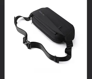Details der trendigen schwarzen Brusttasche mit Logo und verstellbarem Nylonriemen