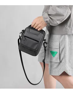 Details der wasserfesten Nylon-Umhängetasche mit WE POWER-Logo und Tragegriff
