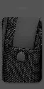 Détail macro du sac de poitrine noir imperméable avec bouton pression mat et tissu tissé