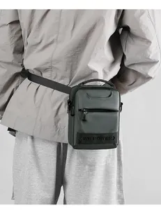 Detail der dunkelgrauen wasserdichten Mini-Tasche mit WE POWER Gurt an der Taille