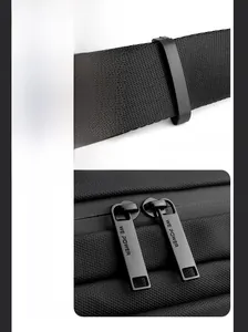 Detail der WE POWER Brusttasche mit Markenlogo, glatten Reißverschlüssen und Schnallen