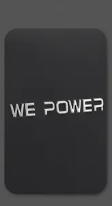 Gros plan du logo métallique WE POWER sur un sac de poitrine tactique noir mat