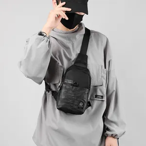 Zaino monospalla da uomo in nylon nero con trama mimetica e tracolla regolabile