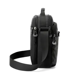 Borsa a tracolla da uomo in nylon nero impermeabile con tasche multiple e manico laterale