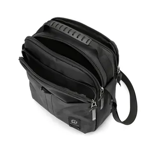 Borsa a tracolla da uomo mimetica nera con tre scomparti a zip e cinghia regolabile