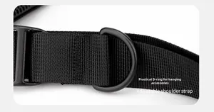 Detail eines verstellbaren schwarzen Nylon-Schultergurts mit funktionalem Metall-D-Ring