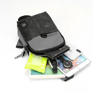 Borsa da petto outdoor da uomo in mimetico nero con ampia capacità per tablet e oggetti