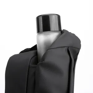 Schwarze taktische Umhängetasche mit praktischem Seitenfach für eine Wasserflasche