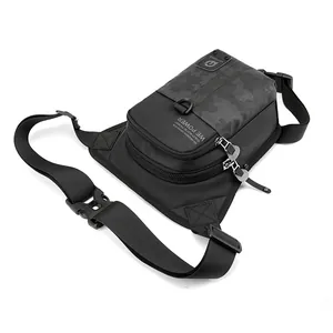 Sacoche de jambe tactique noire avec détails camo et sangle réglable pour extérieur