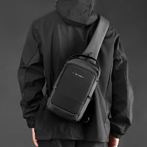 Sac de poitrine étanche pour hommes en noir avec logo WE POWER et sangle ajustable