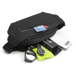 Wasserdichte schwarze Brusttasche mit mehreren Reißverschlüssen und geräumigen Innenfächern