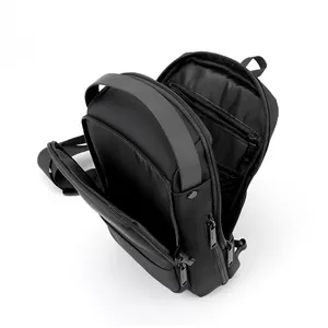 Sac de poitrine tactique étanche pour homme avec compartiments de rangement internes