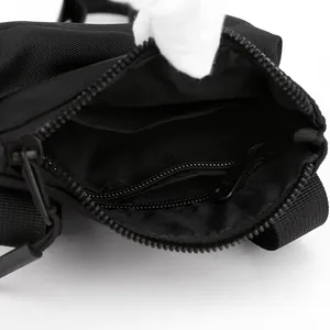 Innenansicht der minimalistischen schwarzen Nylon-Umhängetasche mit Reißverschlussfach