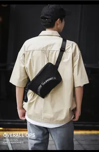 Vue détaillée du sac bandoulière techwear noir avec large sangle réglable en nylon