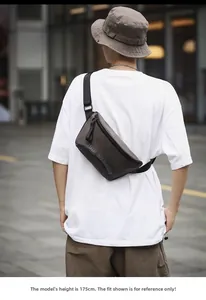Détail de la sacoche techwear marron foncé avec logo JOIN WEPOWER et sangle réglable
