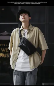 Détail d'une sacoche bandoulière noire de style cargo avec bandoulière réglable