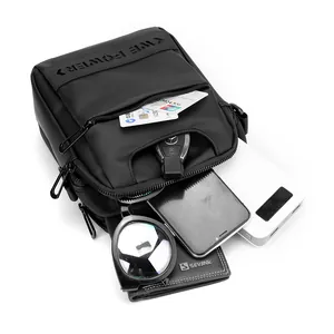 Schwarze Herren Umhängetasche mit mehreren Fächern für Handy, Powerbank und Geldbörse