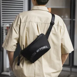 Sacoche bandoulière noire urbaine avec logo Fashion Wepower portée par un homme