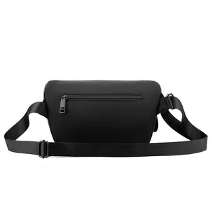 Vue arrière du grand sac bandoulière tactique noir avec sangle réglable et poche zippée