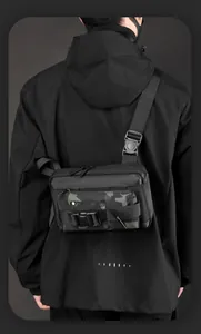 Sac de poitrine tactique noir techwear avec motif camouflage sur le dos d'un homme