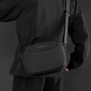 Pratica borsa a tracolla in nylon nero con logo WE POWER e tracolla regolabile sport