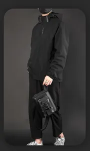Sac bandoulière fonctionnel urbain et veste Explore pour un look techwear moderne