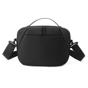 Borsa a tracolla versatile in nylon nero con doppia cerniera e cinghia regolabile