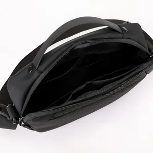 Pratica borsa a tracolla in nylon nero con ampi scomparti interni e tasca con zip