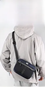 Vue détaillée d'une sacoche homme en nylon bleu marine avec texture en maille et zip