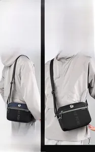 Sac bandoulière en nylon pour hommes porté à l'épaule et en travers du corps