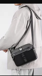 Détail de la bandoulière réglable en nylon et du logo wepower sur un sac bandoulière homme