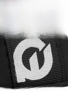 Détail du tissu en nylon haute densité et du logo imprimé sur le sac bandoulière homme