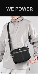 Détail de sacoche bandoulière noire pour homme en nylon avec poche filet et WE POWER