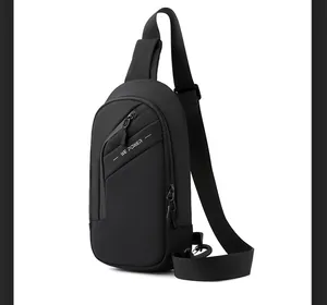 Détail du sac de poitrine en nylon noir léger montrant le logo WE POWER et les zips
