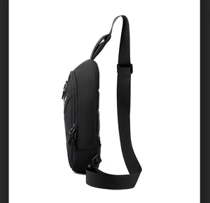 Vue latérale du sac de poitrine noir pour homme avec fermetures éclair et dos en filet