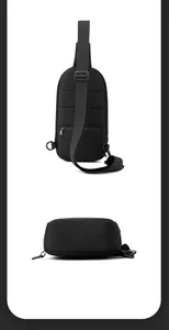 Détail du rembourrage dorsal en maille respirante et poche antivol sur le sac de poitrine noir