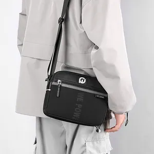 Sacoche homme noire en nylon avec logo WE POWER et bandoulière réglable vue de face