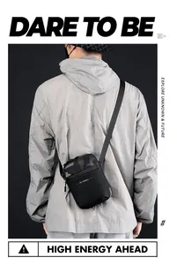 Detalle de un bolso bandolera de camuflaje para hombre en la espalda con estilo techwear