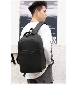 Vue latérale détaillée du sac à dos noir imperméable montrant le compartiment principal à double zip