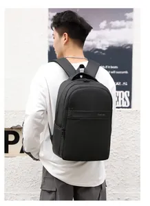 Détail d'un sac à dos pour ordinateur noir étanche avec poche latérale sur un mannequin