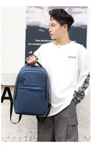 Détail du sac à dos imperméable bleu marine montrant la fermeture éclair cachée et la poignée