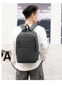 Vue arrière d'un sac à dos d'ordinateur minimaliste gris anthracite sur un mannequin