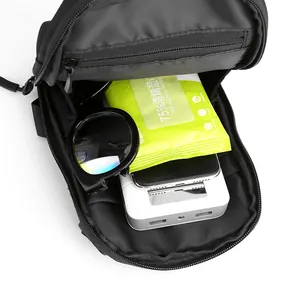 Bandolera minimalista de nailon negro para hombre con amplio compartimento interior práctico