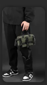 Detail der armygrünen taktischen Brusttasche mit Molle-System und stabilen Schnallen