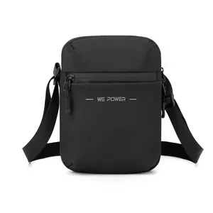 Bolso bandolera negro minimalista con texturas mixtas y correa de hombro ajustable